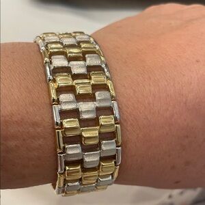 Solid 14k Italy two tones gold link bracelet.
35.4 G
7.5”
In perfect condition.